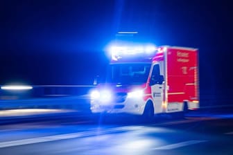 Ein Rettungswagen der Feuerwehr fährt mit Blaulicht durch eine Straße (Symbolbild): In Leipzig hat es einen schweren Radunfall gegeben.