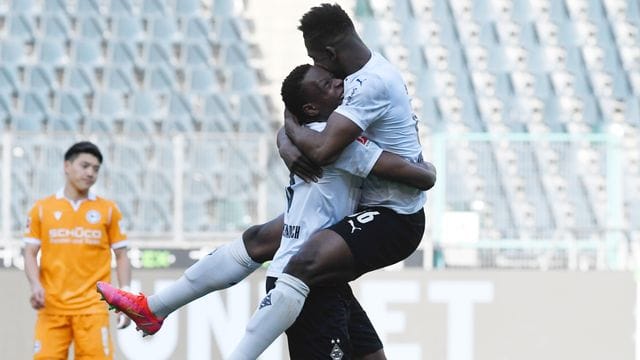 In beiden Saisonspielen gegen Arminia Bielefeld war Breel Embolo (r) Gladbachs Matchwinner. In beiden Saisonspielen gegen Arminia Bielefeld war Breel Embolo (r) Gladbachs Matchwinner.