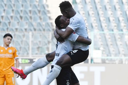 In beiden Saisonspielen gegen Arminia Bielefeld war Breel Embolo (r) Gladbachs Matchwinner.