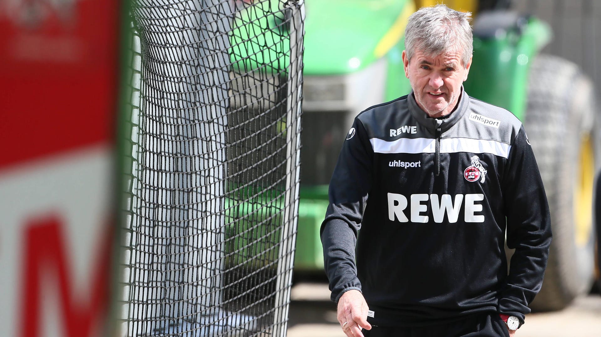 Friedhelm Funkel beim Training (Archivbild): Der FC-Trainer hat den Spielern wieder Selbstvertrauen gegeben.