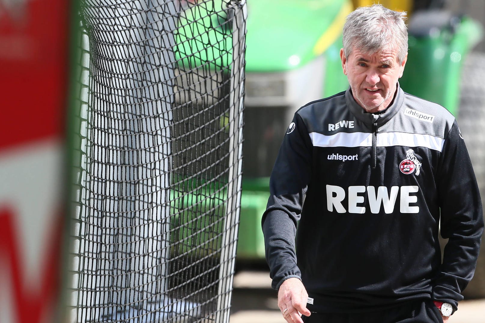 Friedhelm Funkel beim Training (Archivbild): Der FC-Trainer hat den Spielern wieder Selbstvertrauen gegeben.