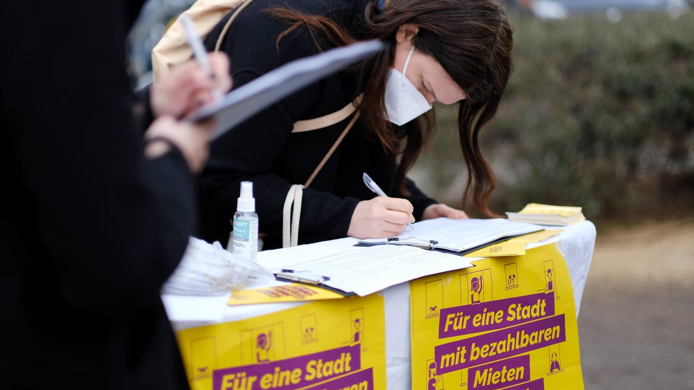 Eine Frau unterschreibt auf einer Liste der Initiative "Deutsche Wohnen und Co. enteignen": Die Berliner Wahlbehörde hat die Zahl der gesammelten Unterschriften bekanntgegeben.