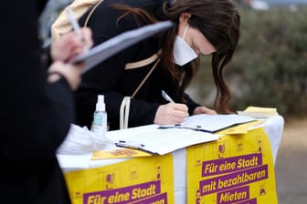 Eine Frau unterschreibt auf einer Liste der Initiative "Deutsche Wohnen und Co. enteignen": Die Berliner Wahlbehörde hat die Zahl der gesammelten Unterschriften bekanntgegeben.