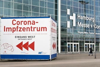 Corona-Impfzentrum auf dem Hamburger Messegelände: Die Einrichtung erwartet deutlich mehr Impfstoff als geplant.