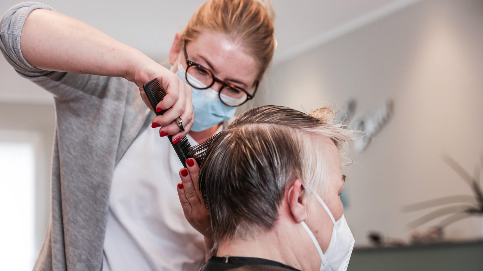 Friseure im Corona-Modus: In der Krise sind Friseure wie der Einzelhandel und die Gastronomie besonders hart getroffen. Friseure im Corona-Modus: In der Krise sind Friseure wie der Einzelhandel und die Gastronomie besonders hart getroffen.