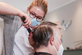 Friseure im Corona-Modus: In der Krise sind Friseure wie der Einzelhandel und die Gastronomie besonders hart getroffen.