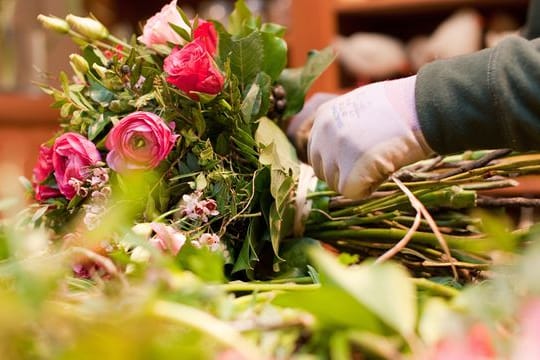 Blumen zum Muttertag. Sträuße in Rosa und Violett-Tönen liegen derzeit besonders im Trend.