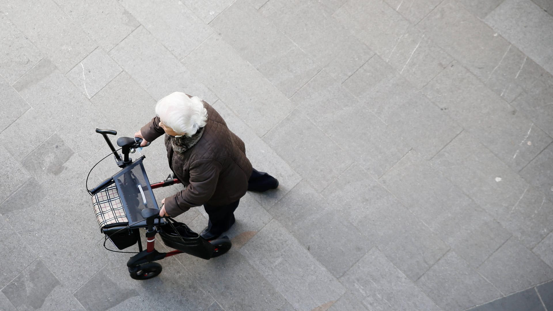 Eine Frau mit einem Rollator (Symbolbild): Die Seniorin stürzte bei dem Überfall und verletzte sich. Eine Frau mit einem Rollator (Symbolbild): Die Seniorin stürzte bei dem Überfall und verletzte sich.
