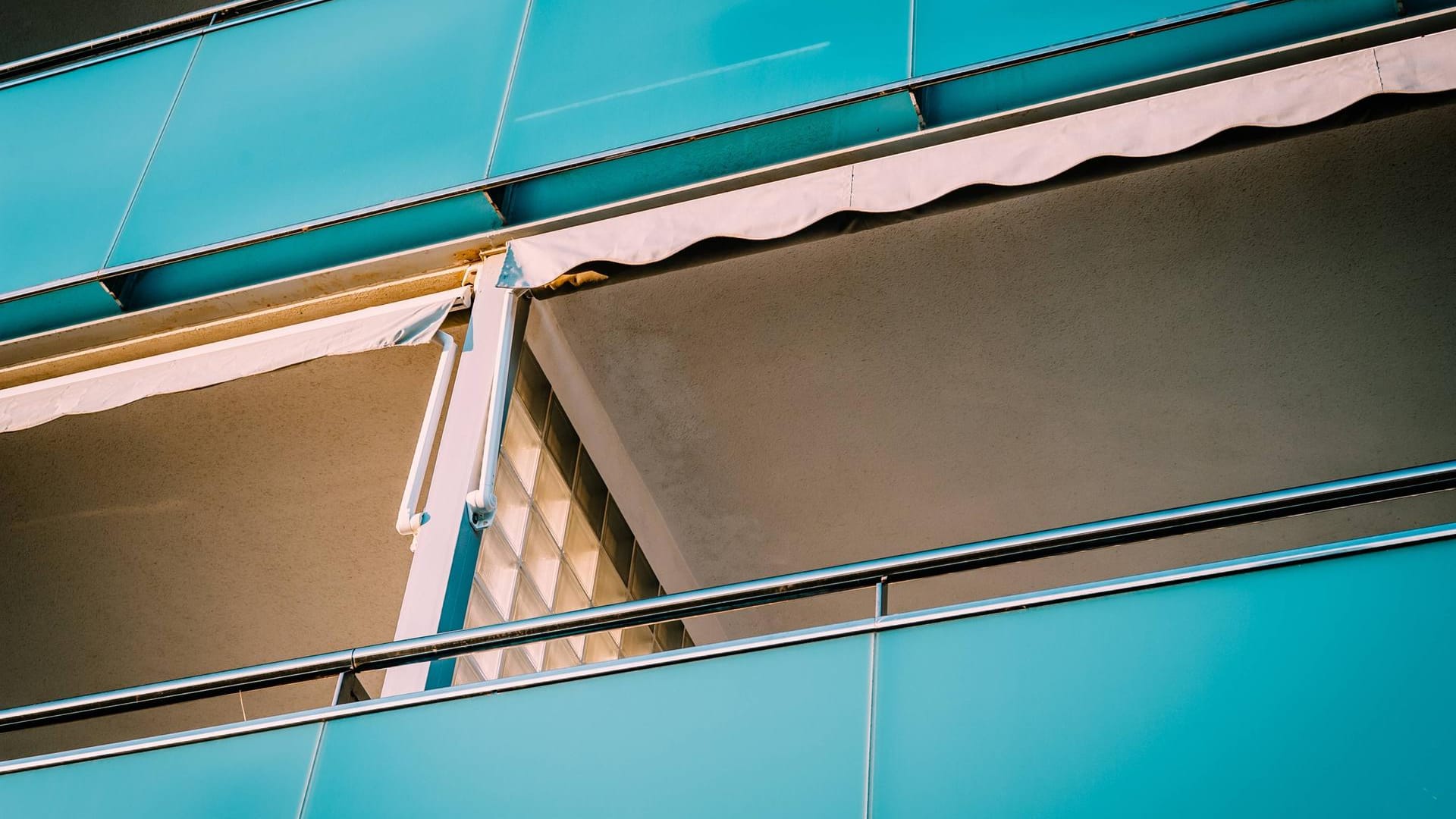 Ein Balkon mit einer eingeklappten Markise: In Bremerhaven ist ein Mann vom Balkon gestürzt. Ein Balkon mit einer eingeklappten Markise: In Bremerhaven ist ein Mann vom Balkon gestürzt.