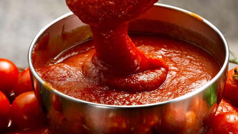 Passata: Das Produkt aus passierten Tomaten kann als Grundlage für Suppen oder Soßen dienen.