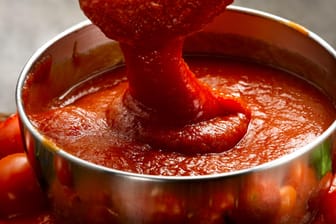 Passata: Das Produkt aus passierten Tomaten kann als Grundlage für Suppen oder Soßen dienen.