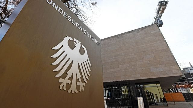 Ein Hinweisschild mit Bundesadler und Schriftzug "Bundesgerichtshof": Der BGH hat ein Urteil wegen Mordes aufgehoben.