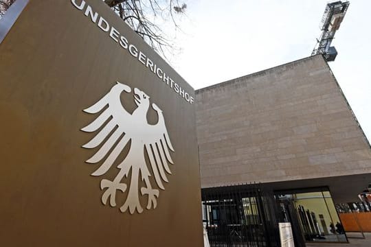 Ein Hinweisschild mit Bundesadler und Schriftzug "Bundesgerichtshof": Der BGH hat ein Urteil wegen Mordes aufgehoben.