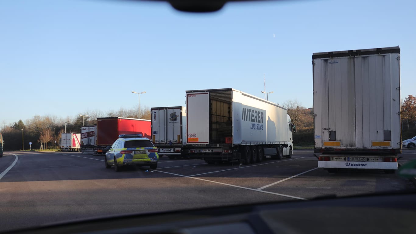 Die Polizei kontrolliert Lkw an einer Autobahnraststätte (Symbolbild): In Zirndorf bei Nürnberg sind Flüchtlinge in einem Lastwagen entdeckt worden.