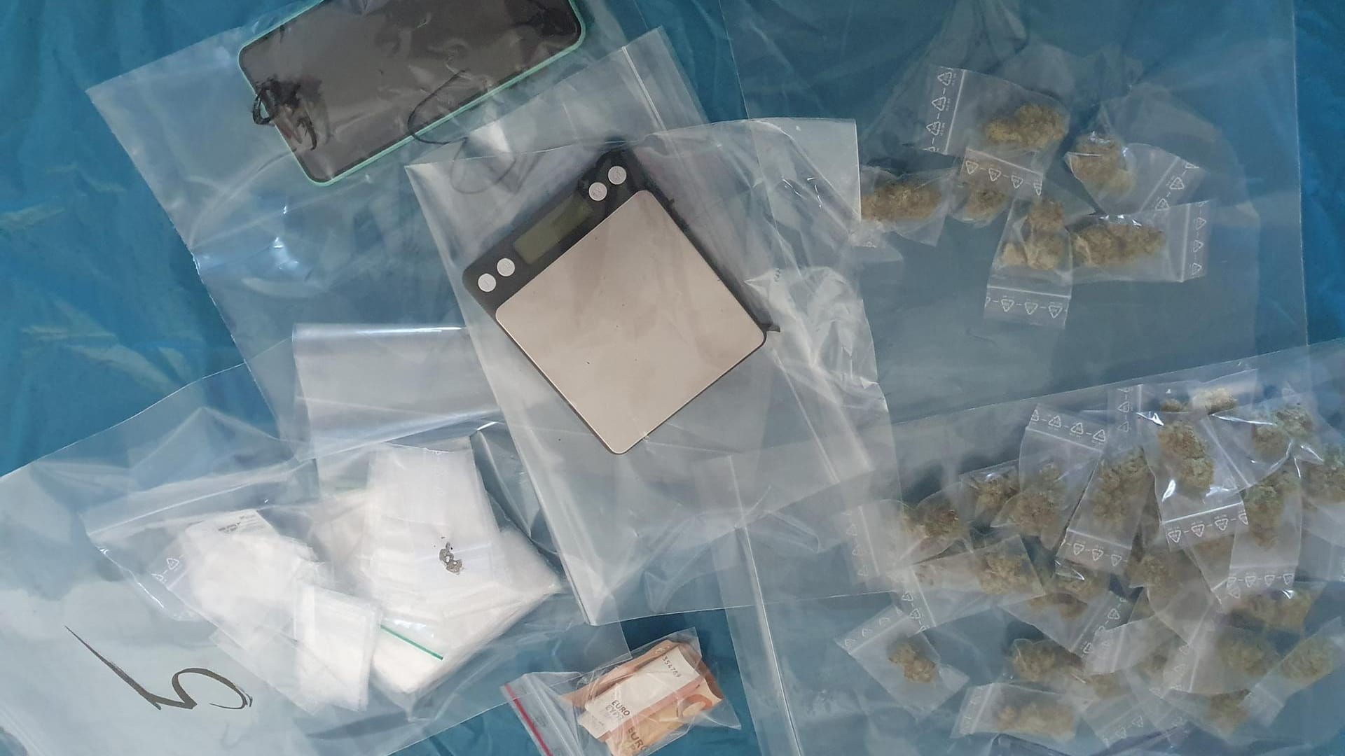 Drogen und Utensilien: In Dortmund hat die Polizei einen Dealer festgenommen. Drogen und Utensilien: In Dortmund hat die Polizei einen Dealer festgenommen.