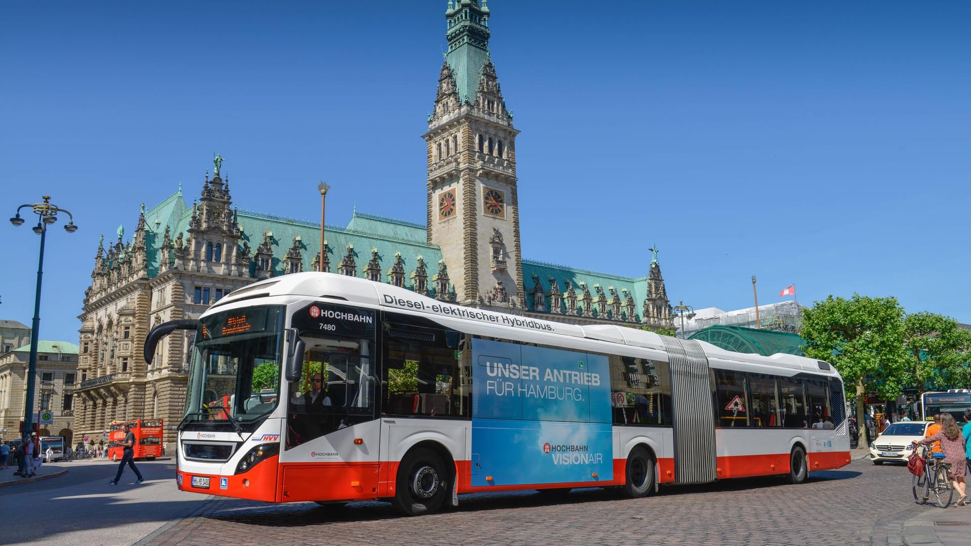 Ein Bus der HVV: Die mehr als 1.000 Busse der Hochbahn bekommen Abbiegeassistenten. Ein Bus der HVV: Die mehr als 1.000 Busse der Hochbahn bekommen Abbiegeassistenten.
