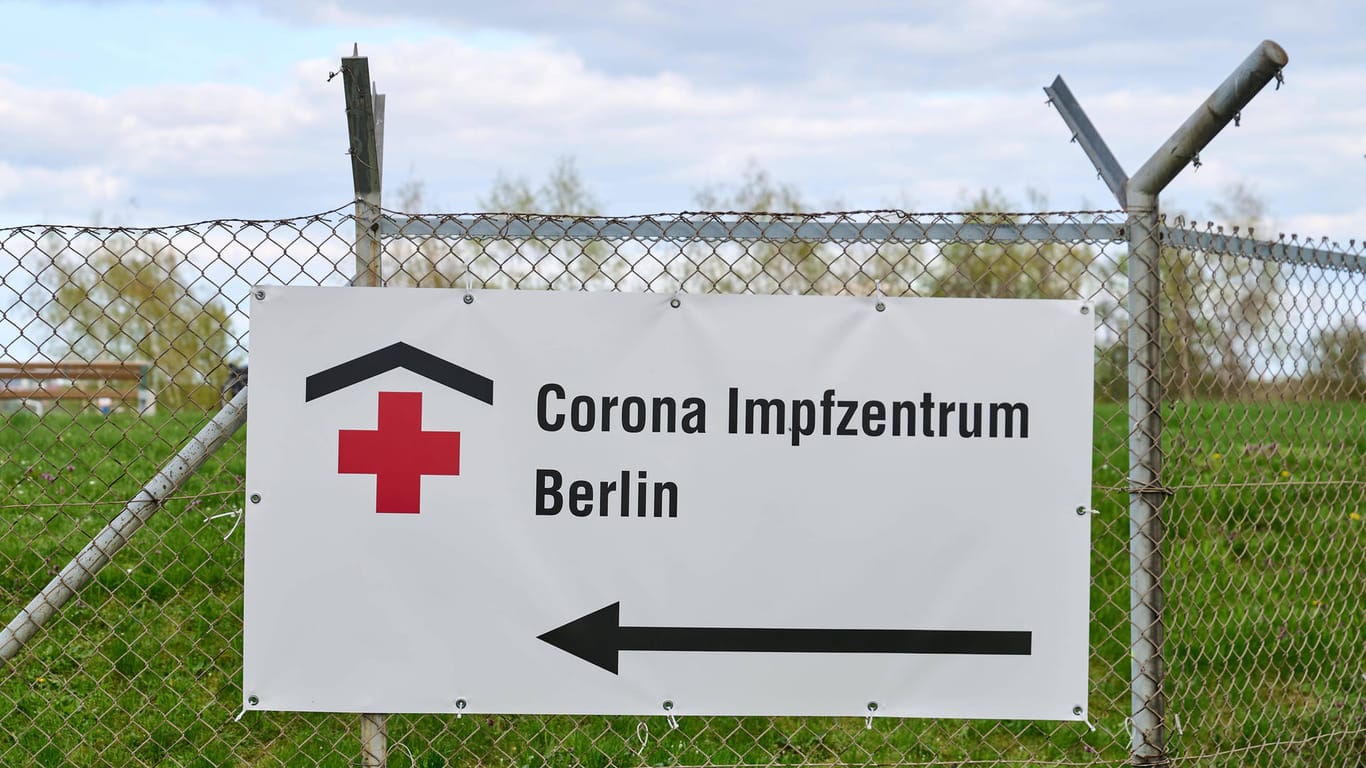 Wegweiser zum Corona-Impfzentrum in Berlin-Tempelhof (Symbolbild): Knapp die Hälfte der erwarteten Impfdosen geht an die Berliner Hausärzte.