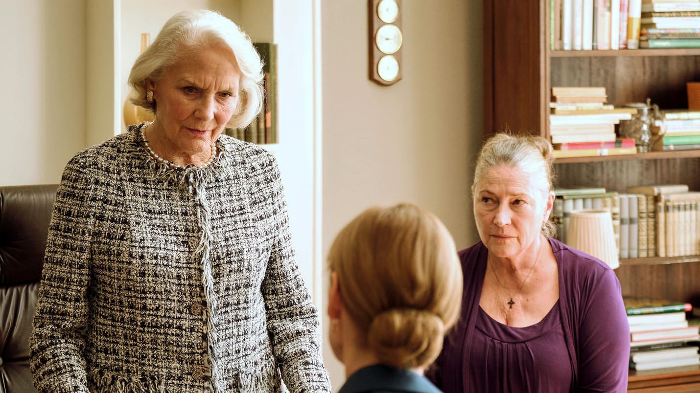 "Tatort: Was wir erben": Elisabeth Klingler (l, Anne-Marie Fliegel) eröffnet ihrer Tochter Gesine (Jenny Schily, Mitte) und der übrigen Familie, dass ihre Gesellschafterin Elena Zelenko (r, Wieslawa Wesolowska) ihre Villa erben soll.