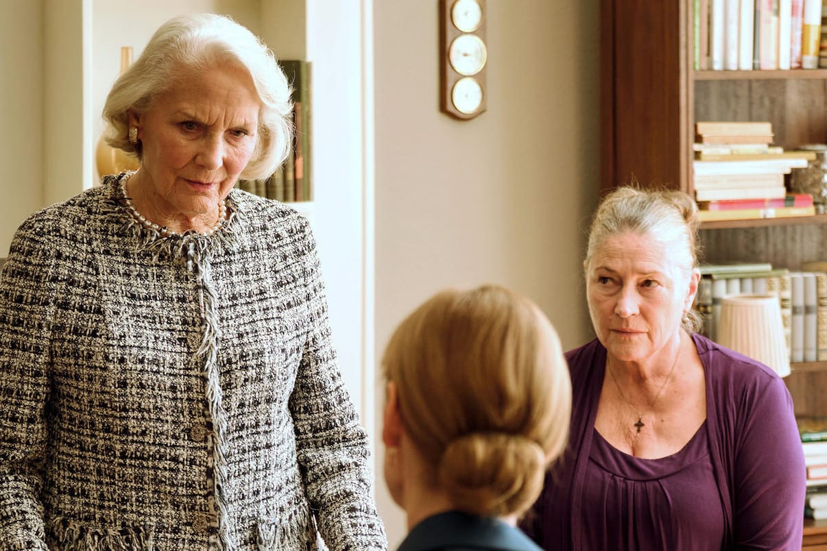 "Tatort: Was wir erben": Elisabeth Klingler (l, Anne-Marie Fliegel) eröffnet ihrer Tochter Gesine (Jenny Schily, Mitte) und der übrigen Familie, dass ihre Gesellschafterin Elena Zelenko (r, Wieslawa Wesolowska) ihre Villa erben soll.