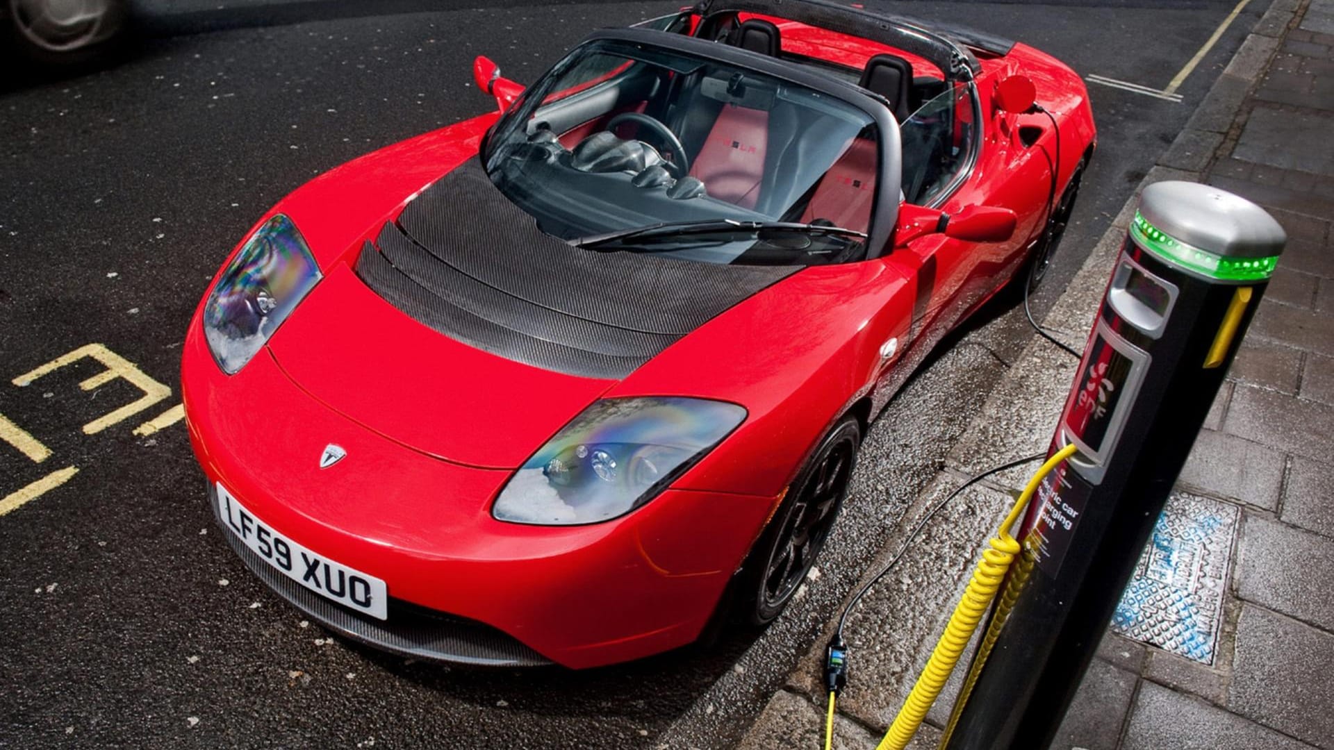 Tesla Roadster: Der Zweisitzer stammt erkennbar von der Elise ab.