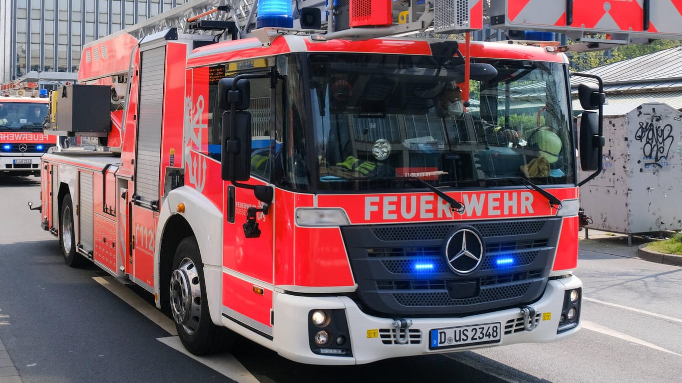 Einsatzwagen der Düsseldorfer Feuerwehr (Symbolbild): Auf dem Kirmesplatz musste ein Rentner befreit werden.