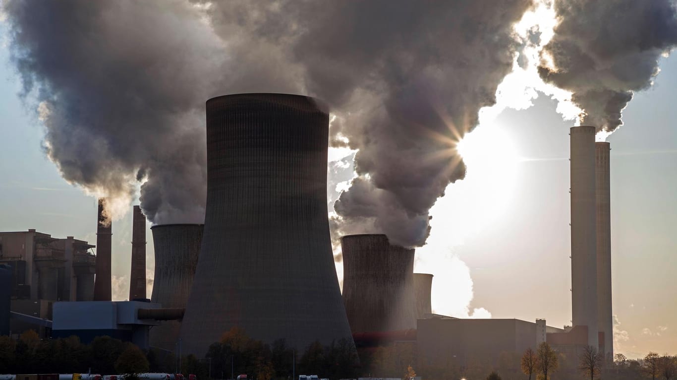 Das RWE-Braunkohlekraftwerk Niederaußem in Nordrhein-Westfalen: Damit Deutschland 2045 treibhausgasneutral wird, muss der Kohleausstieg bis zum Jahr 2030 gelingen, so die Studie.