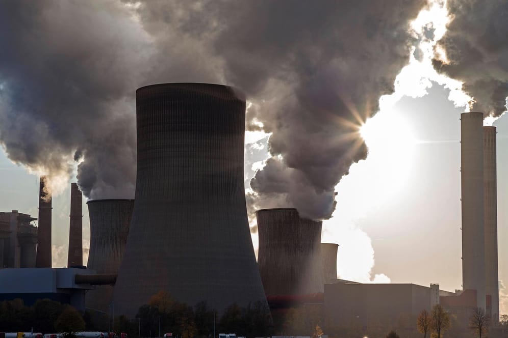 Das RWE-Braunkohlekraftwerk Niederaußem in Nordrhein-Westfalen: Damit Deutschland 2045 treibhausgasneutral wird, muss der Kohleausstieg bis zum Jahr 2030 gelingen, so die Studie.