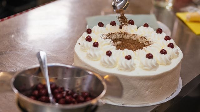 Die Schwarzwälder Kirschtorte mit ihrem ordentlichen Schuss Kirschwasser ist den Menschen fast überall auf der Welt ein Begriff. Die Schwarzwälder Kirschtorte mit ihrem ordentlichen Schuss Kirschwasser ist den Menschen fast überall auf der Welt ein Begriff.