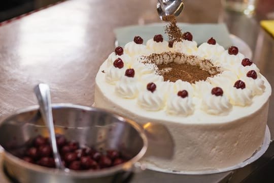 Die Schwarzwälder Kirschtorte mit ihrem ordentlichen Schuss Kirschwasser ist den Menschen fast überall auf der Welt ein Begriff.