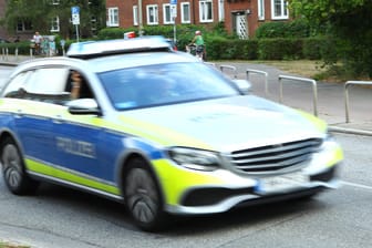 Ein Polizeiwagen (Symbolbild): In Hagen hat ein junger Mann seine Freundin geschlagen.