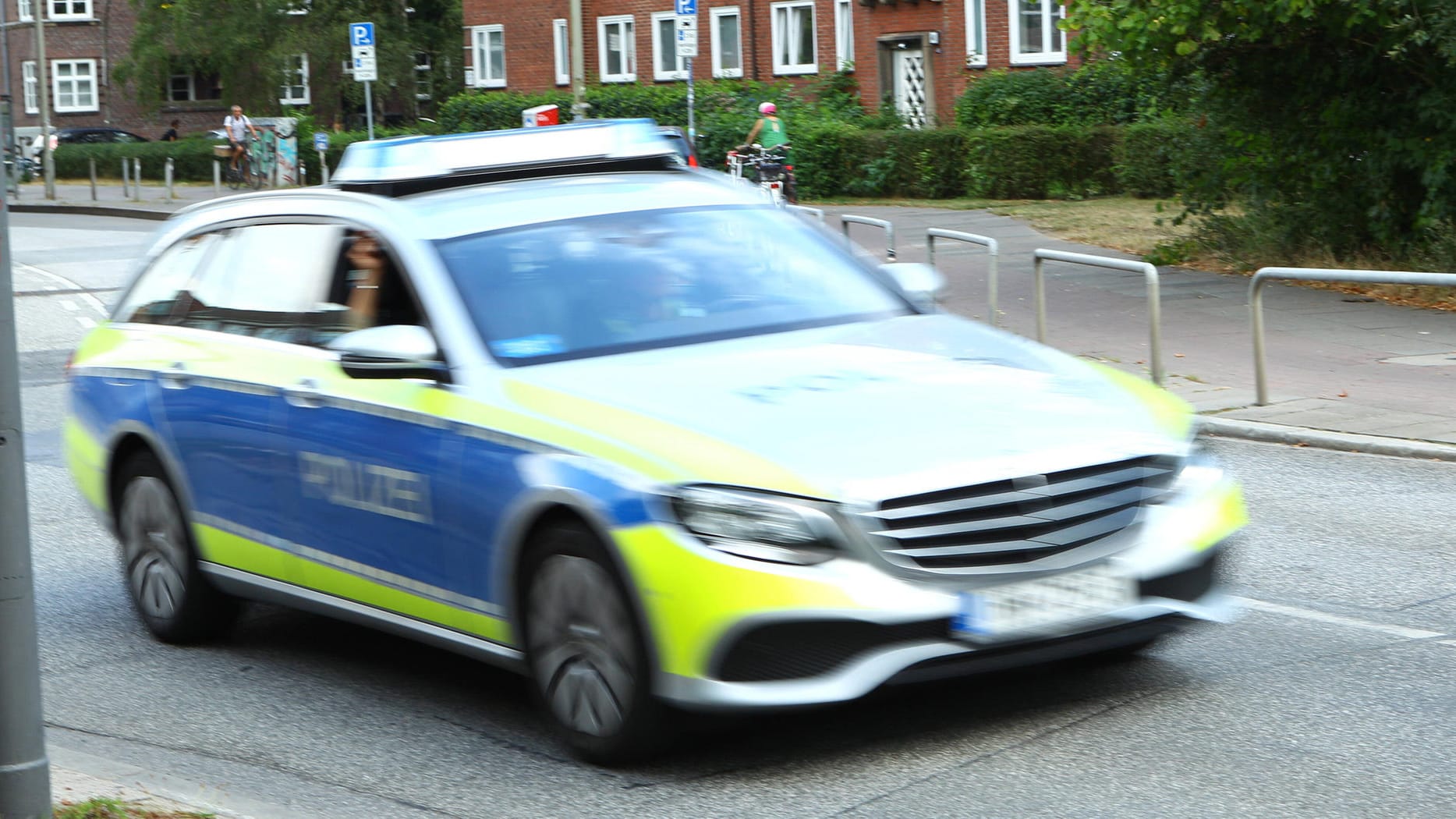 Ein Polizeiwagen (Symbolbild): In Hagen hat ein junger Mann seine Freundin geschlagen.