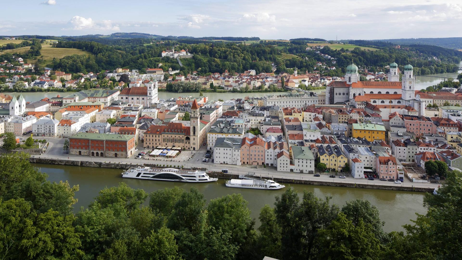 Hübsch ist es auch noch: Stadtpanorama von Passau mit Inn, Donau und Altstadt Hübsch ist es auch noch: Stadtpanorama von Passau mit Inn, Donau und Altstadt