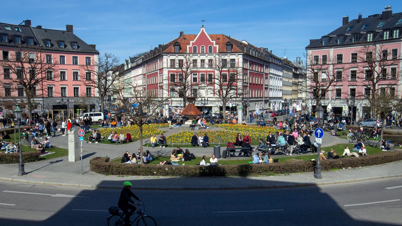 Menschen sitzen auf dem Gärtnerplatz (Archivbild): In München gab es am Wochenende zahlreiche Corona-Verstöße.