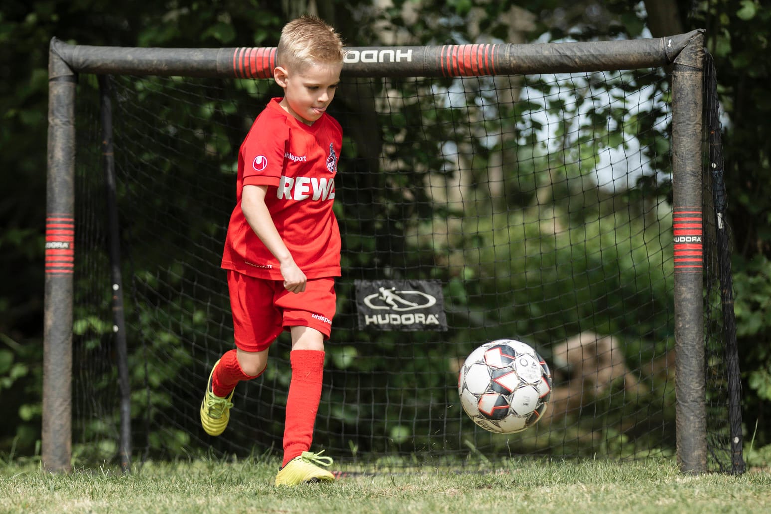 Junge beim Fußballspielen (Symbolbild): Der Bund will mit einem neuen Bonus etwa Sportaktivitäten fördern.