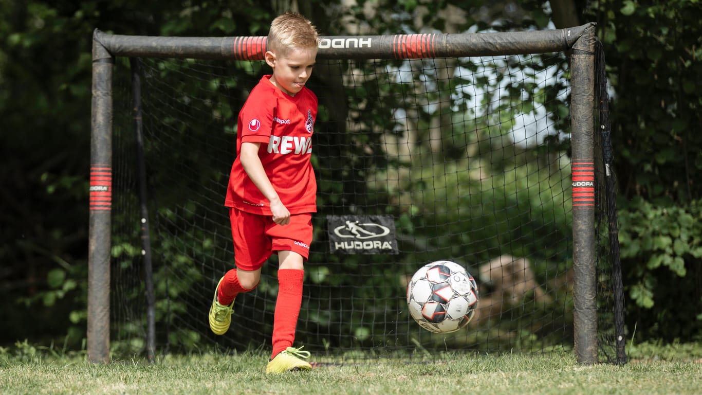 Junge beim Fußballspielen (Symbolbild): Der Bund will mit einem neuen Bonus etwa Sportaktivitäten fördern.