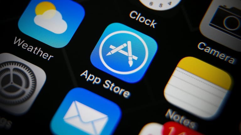 Das Icon des App Stores auf dem Schirm eines iPhones: Eine Gruppe deutscher Verbände aus der Medien- und Werbewirtschaft wirft Apple wegen anstehender neuer Datenschutzregeln unfairen Wettbewerb vor.