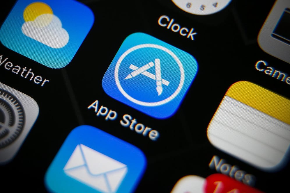 Das Icon des App Stores auf dem Schirm eines iPhones: Eine Gruppe deutscher Verbände aus der Medien- und Werbewirtschaft wirft Apple wegen anstehender neuer Datenschutzregeln unfairen Wettbewerb vor.