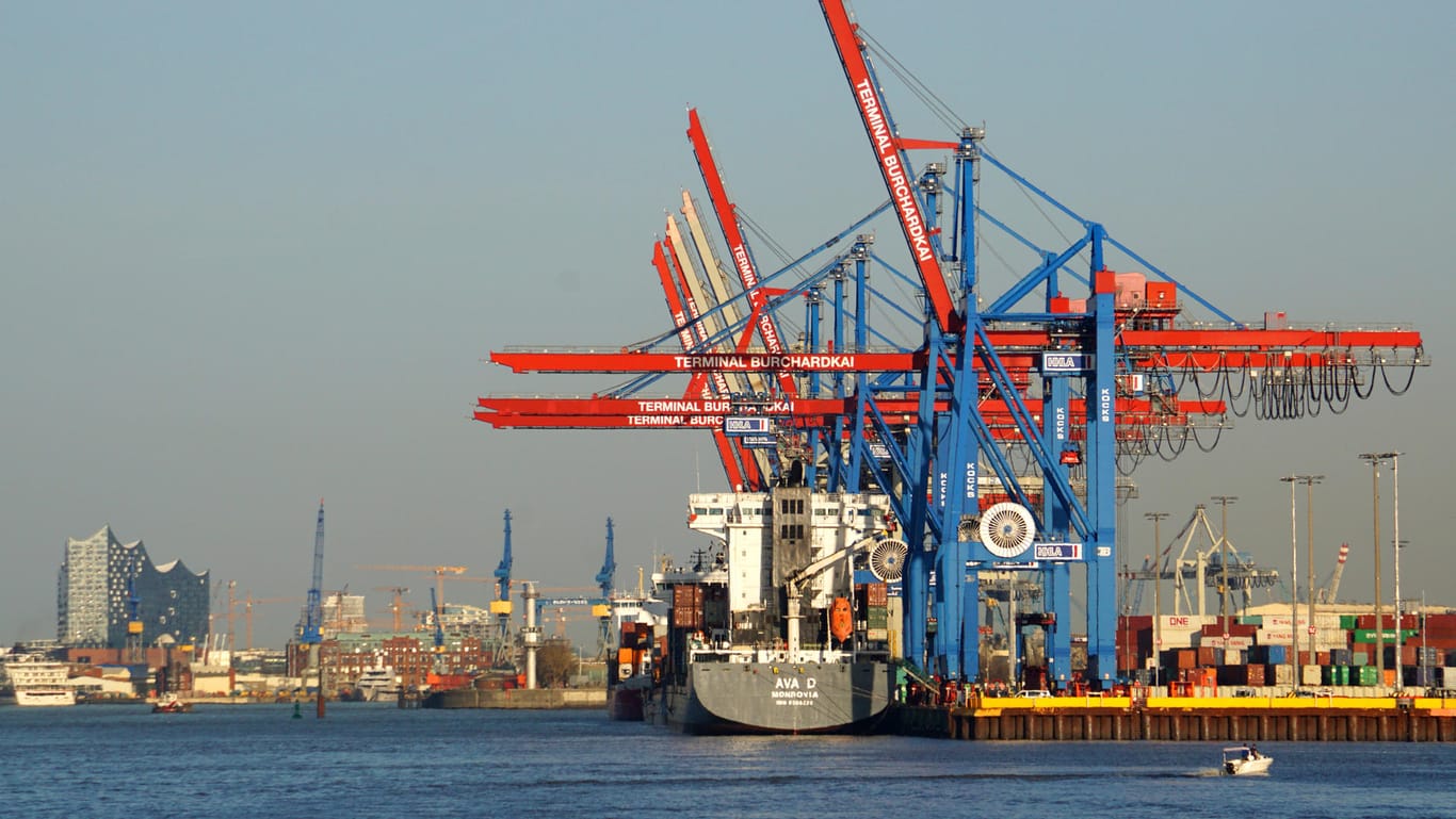 Es ist noch Platz: Containerschiff im Hamburger Hafen