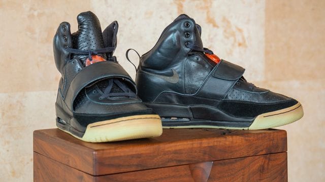 Das Paar Turnschuhe von US-Rapper Kanye West erzielte mit 1,8 Millionen US-Dollar einen Rekordpreis. Das Paar Turnschuhe von US-Rapper Kanye West erzielte mit 1,8 Millionen US-Dollar einen Rekordpreis.