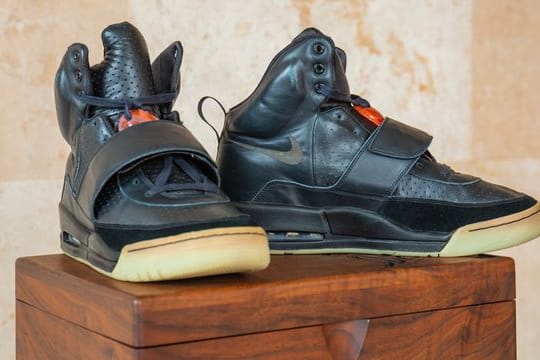 Das Paar Turnschuhe von US-Rapper Kanye West erzielte mit 1,8 Millionen US-Dollar einen Rekordpreis.