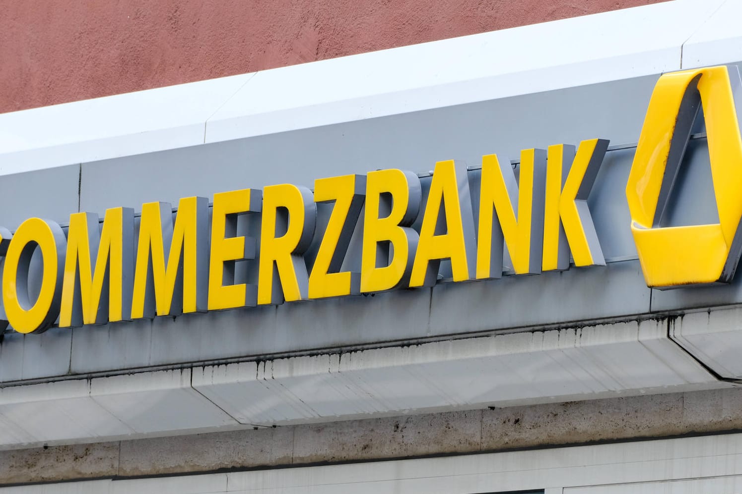 Commerzbank-Logo (Symbolbild): Das Geldhaus schafft das kostenfreie Girokonto ab.