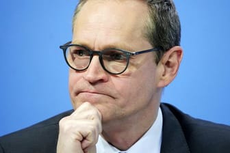 Michael Müller (SPD) sitzt bei der Pressekonferenz nach dem Impfgipfel im Kanzleramt: Er glaubt, dass es schwierig wird zu kontrollieren, wer geimpft ist und sich deswegen "mehr Freiheiten" nehmen darf.