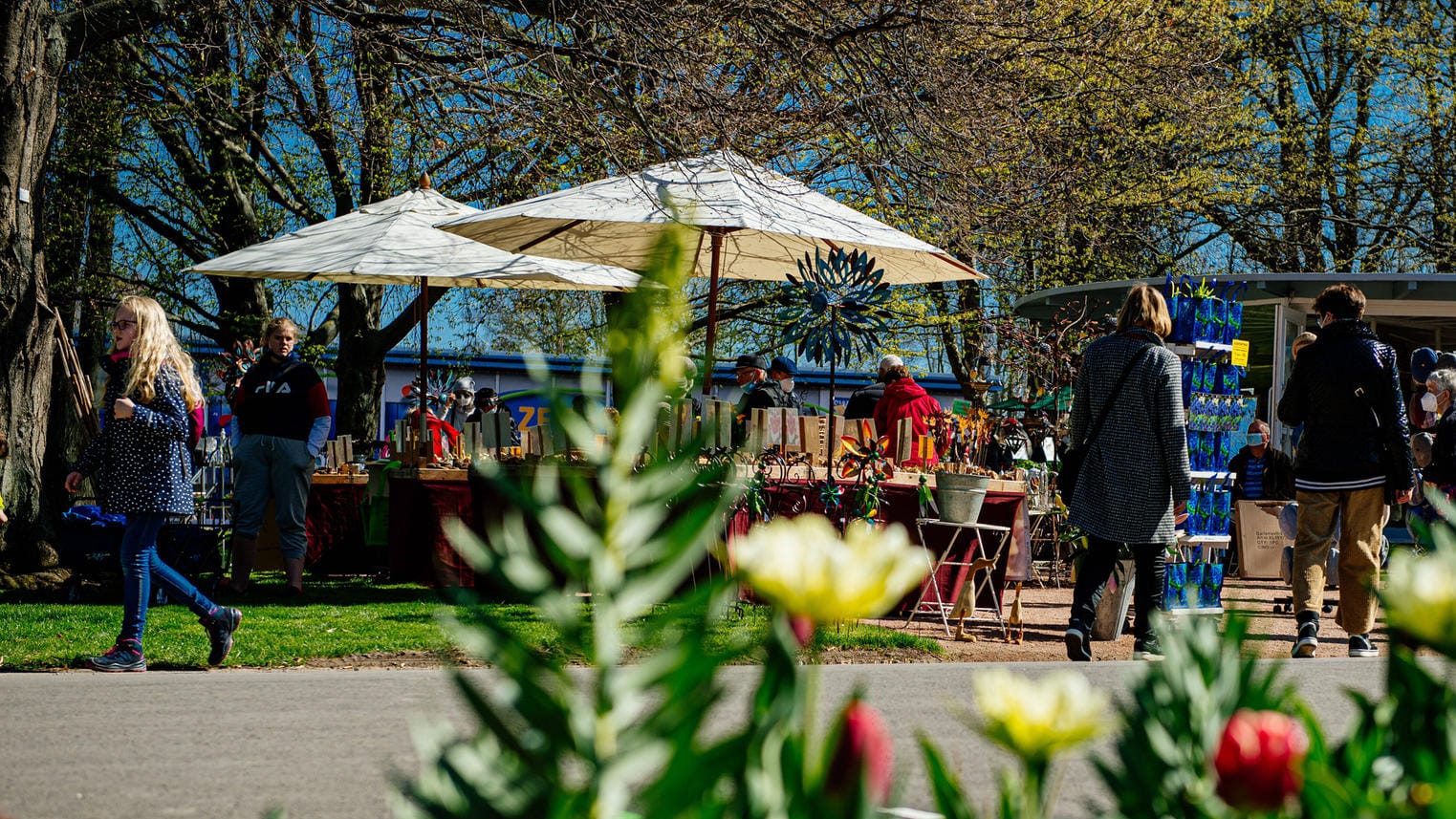 Stände bei der Buga in Erfurt: Die Gäste können bei den gastronomischen Angeboten etwas Grillspezialitäten aus Thüringen oder Suppen kaufen.