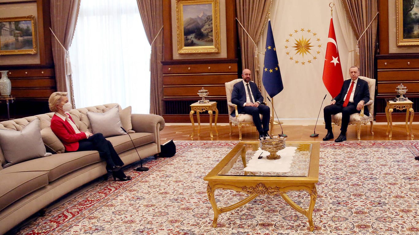 EU-Kommissionschefin Ursula von der Leyen und EU-Ratspräsident Charles Michel zu Besuch beim türkischen Präsidenten Erdogan: Anders als ihr Kollege Michel saß sie abseits auf dem Sofa.