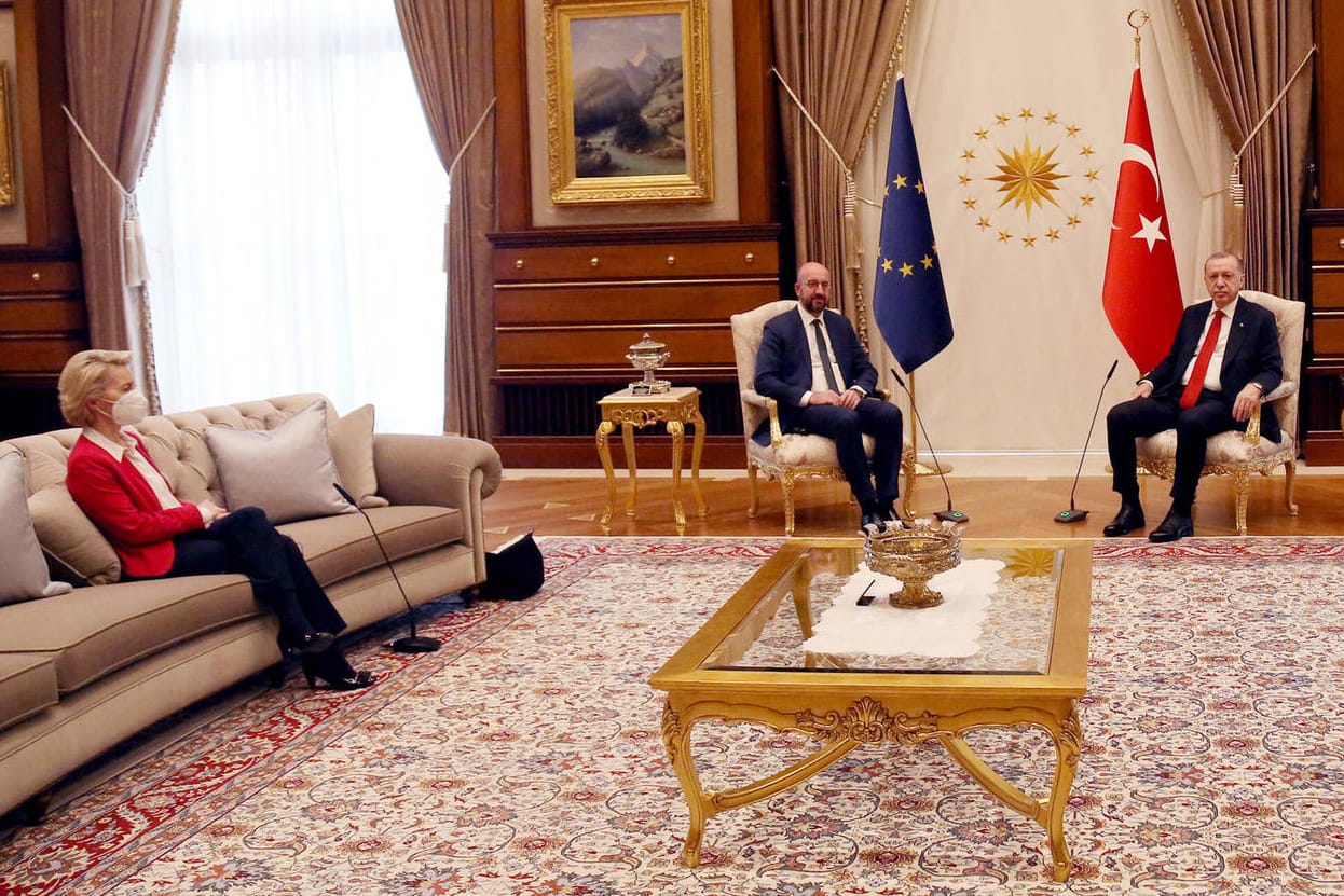 EU-Kommissionschefin Ursula von der Leyen und EU-Ratspräsident Charles Michel zu Besuch beim türkischen Präsidenten Erdogan: Anders als ihr Kollege Michel saß sie abseits auf dem Sofa.