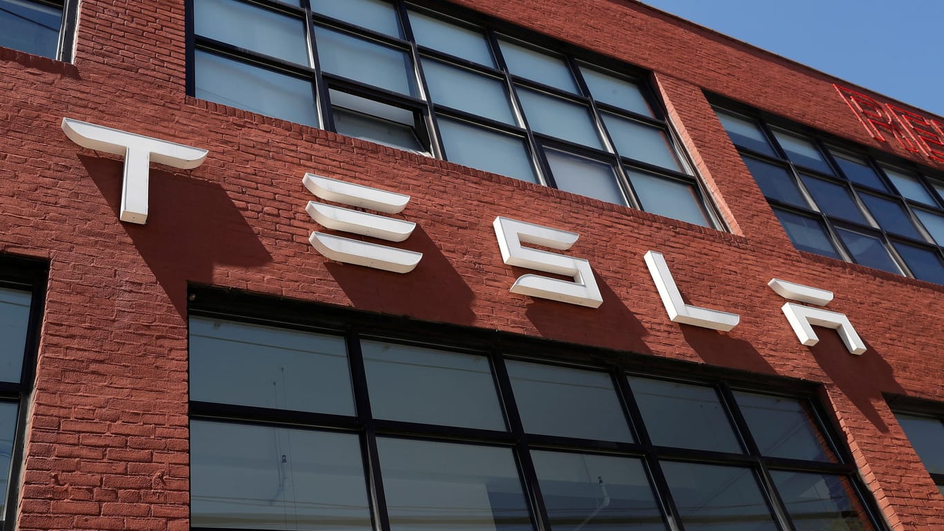 Ein Tesla-Autohaus in New York: Der E-Autobauer hat die Erwartungen von Analysten im ersten Quartal übertroffen.