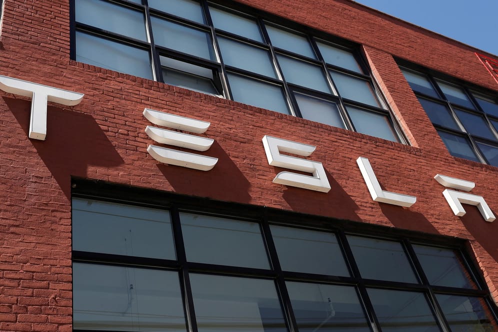 Ein Tesla-Autohaus in New York: Der E-Autobauer hat die Erwartungen von Analysten im ersten Quartal übertroffen.