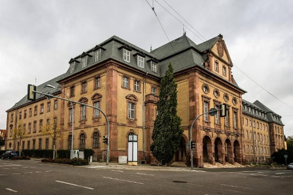 Amtsgericht Weimar: Hier hatte ein Familienrichter per Anordnung die Maskenpflicht in Schulen ausgesetzt, obwohl er dafür womöglich keine Zuständigkeit hatte.