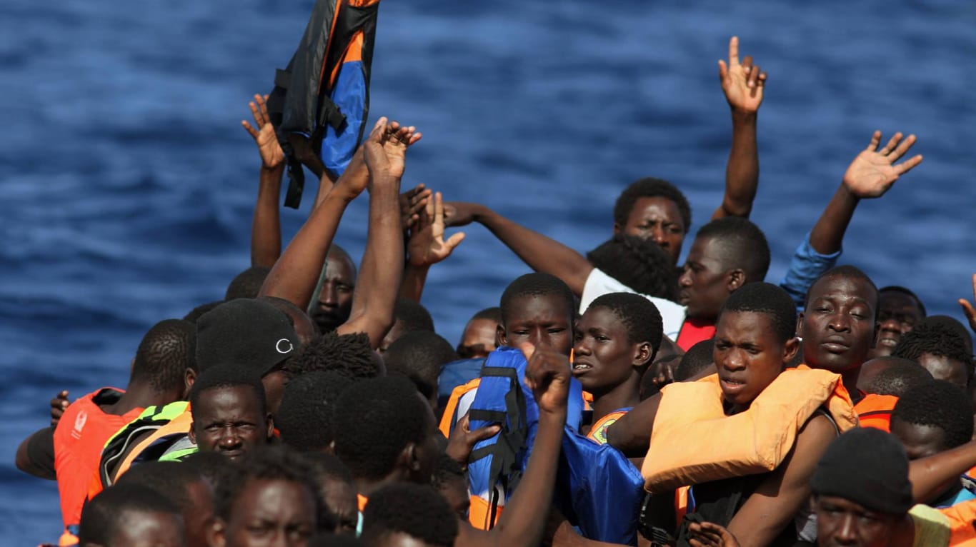 Geflüchtete auf einem Schlauchboot (Archivbild): Immer wieder sterben Menschen auf der Flucht nach Europa.