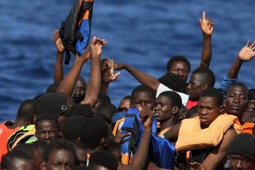 Geflüchtete auf einem Schlauchboot (Archivbild): Immer wieder sterben Menschen auf der Flucht nach Europa.